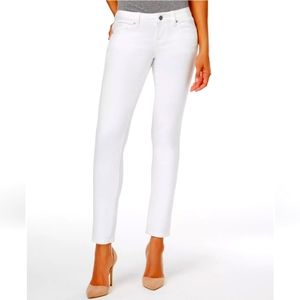 Skinny jeans silhouette by earl jeans